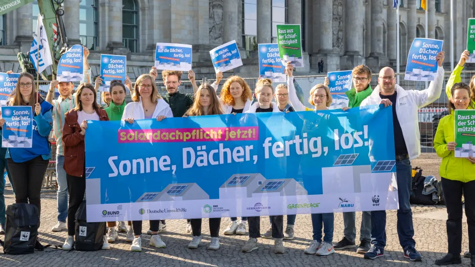 Aktion zur Solardachplicht und Gebäudesanierung vor dem Bundestag